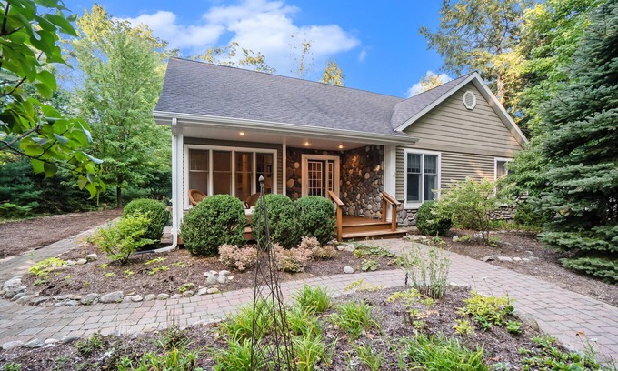 Empire House | Dog-friendly home with gorgeous garden & decks - stroll to town/the lake