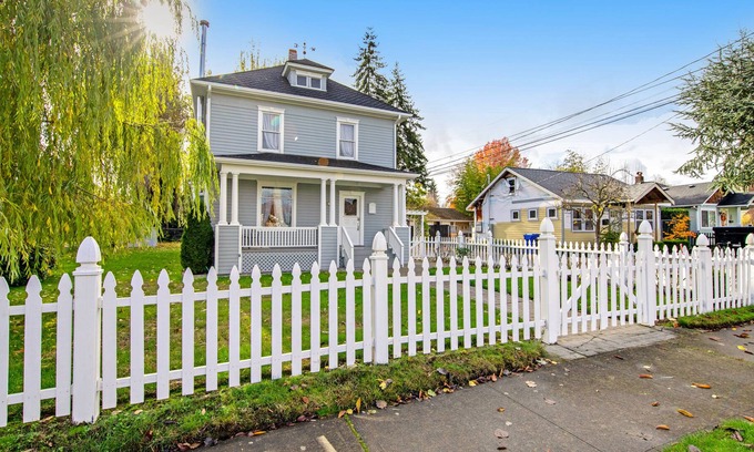 South End House | Dog-friendly home with fast WiFi, washer/dryer, and wood fireplace