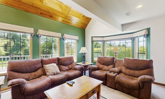 McKinleyville House | Dog-friendly house with ocean views & private tennis court