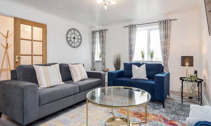 Maidenhead House | Dog Friendly House with Free Onsite Parking & Wifi