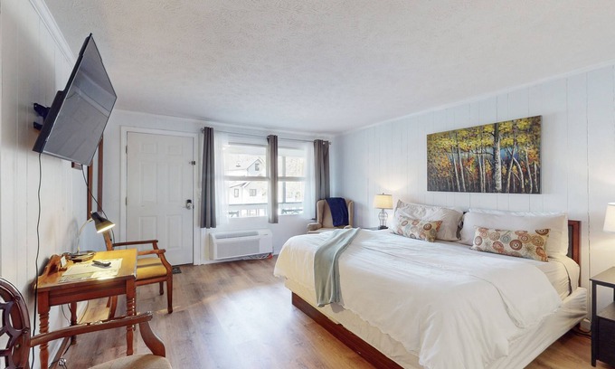 Flat Rock Apartment | Dog-friendly lakefront condo with pool, canoes, & WiFi - in a perfect location