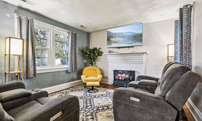 Bayview House | Dog-Friendly | Large Yard | Remote Work Setup
