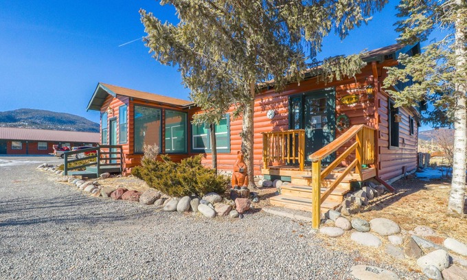 South Fork Cabin | Dog-friendly lodge cabin near dining & shopping w/shared grill & mountain views