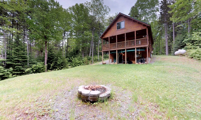 Greenville Cabin | Dog-Friendly Log Cabin with Gorgeous Lake Views Near Beach & Snowmobile Trails