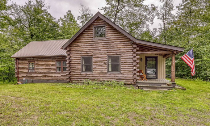 Stratton and Bromley Ski Areas House | Dog-friendly log cabin w/ fireplace & WiFi - close to skiing, shopping & dining
