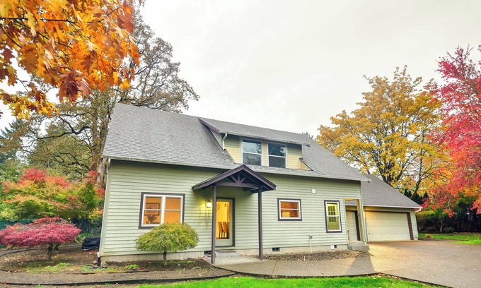 Oak Grove House | Dog-Friendly Milwaukie Home: 9 Mi to Dtwn Portland