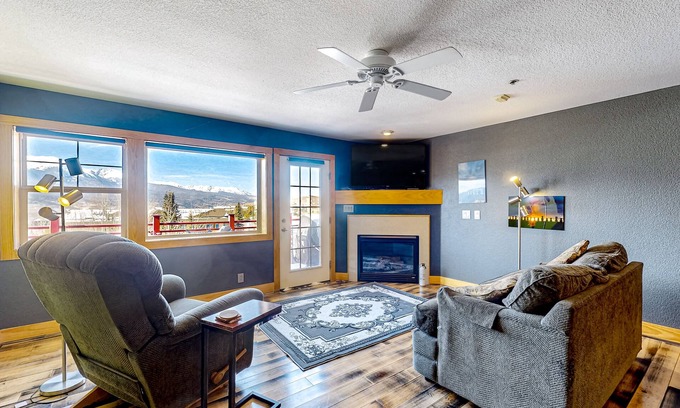 Dillon Condo | Dog-friendly mtn-view condo with balcony, tennis, fireplace, W/D