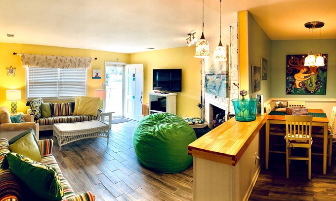 Northeast Virginia Beach Condo | Dog-Friendly North End Cottage - Oceanside of Atlantic - completely fenced in
