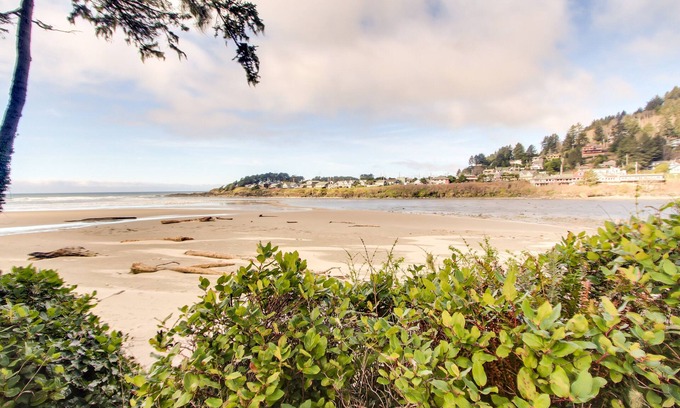 Yachats Apartment | Dog-Friendly Oceanfront Suite with Beautiful Views, Free WiFi, and Cheery Decor