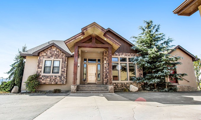 Canyon County House | Dog-Friendly Retreat on Vineyard w/Deck, Enclosed Yard & Fast WiFi