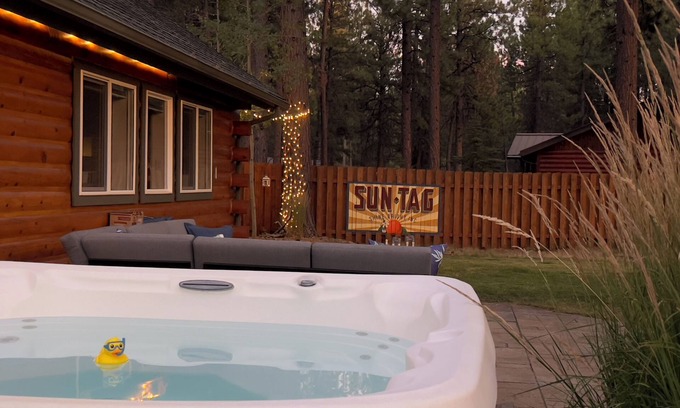 Sisters Cabin | Dog-Friendly Retreat w/Hot Tub & Forest Access