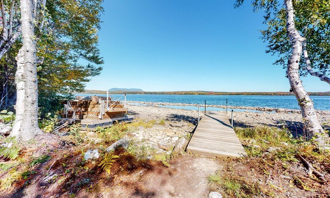 Greenville House | Dog-Friendly Secluded Lakefront Log Cabin with Rustic Atmosphere, Free WiFi