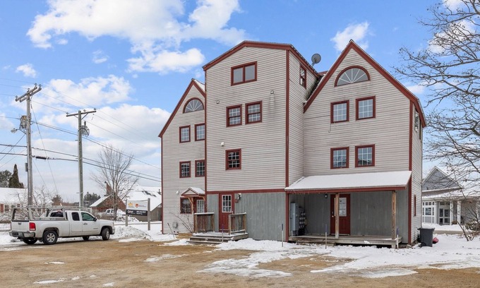 Campton Condo | DOG FRIENDLY! Simple and Cozy Apartment Just Mins to Loon Mountain and Waterville Valley by RedAwning
