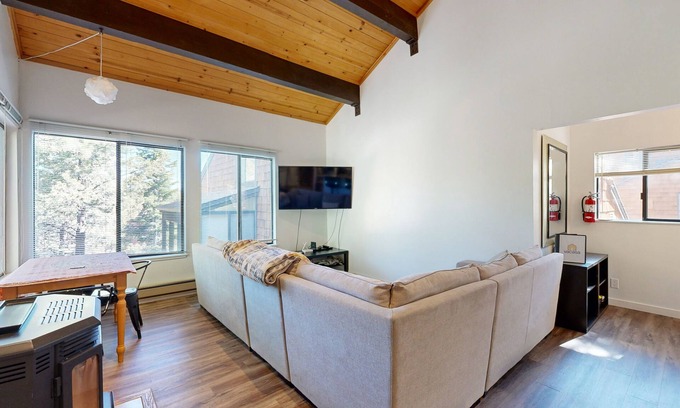 Truckee Condo | Dog-friendly snowbird escape with pool, hot tub & sauna access, & woodstove