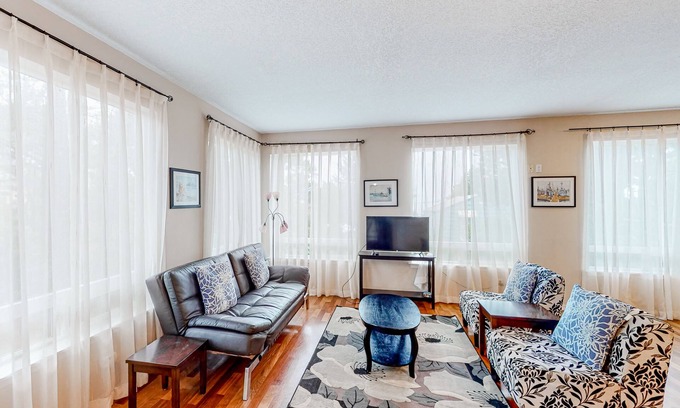 Agate Beach Cottage | Dog-friendly sound-front cottage with fireplace, deck, lawn, beach access, & W/D