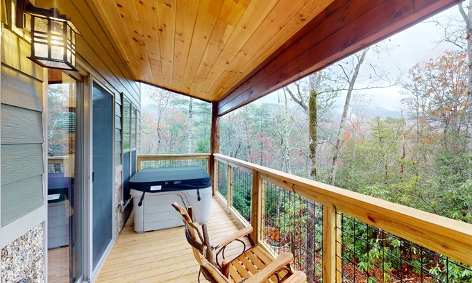 Rocky Grove Cabin | Dog-friendly studio cabin w/free attraction tickets, hot tub, full kitchen