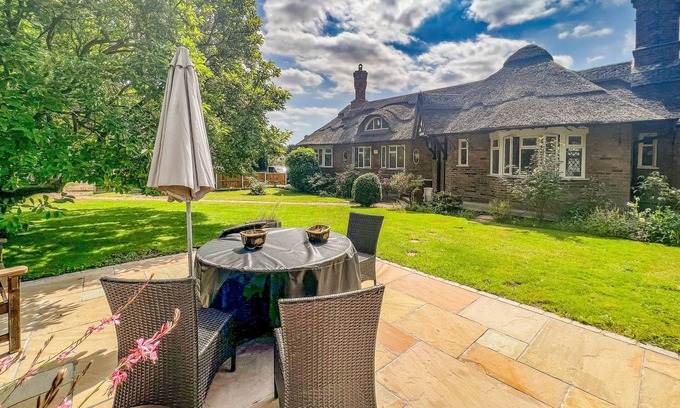 Hoveton Cottage | Dog friendly Thatched Cottage