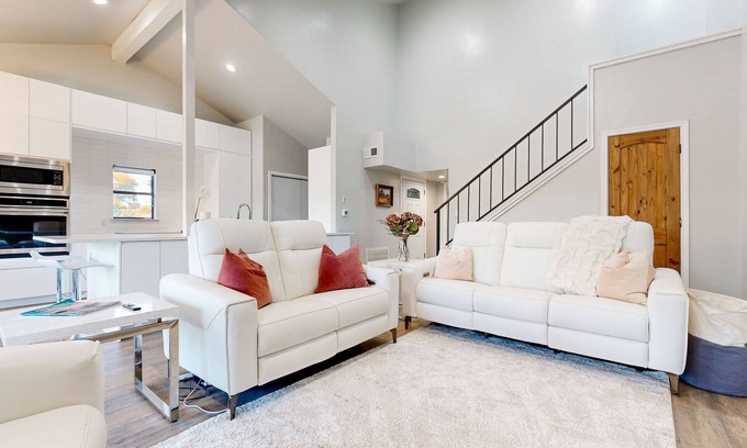 Horseshoe Bay Condo | Dog-friendly waterfront retreat with a washer/dryer, furnished patio, & AC