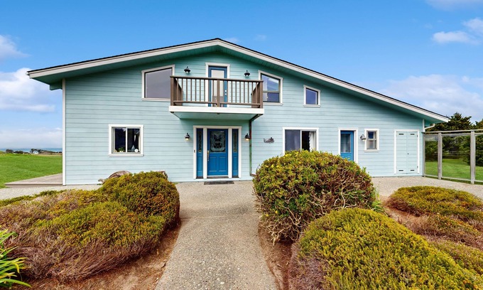 Fort Bragg House | Dog-friendly, waterfront home w/amazing views, private hot tub, & beach access
