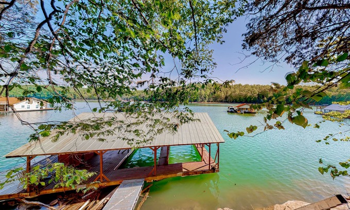 Flat Hollow Marina Cabin | Dog-friendly waterfront home with a firepit, grill, deck, board games, & dock