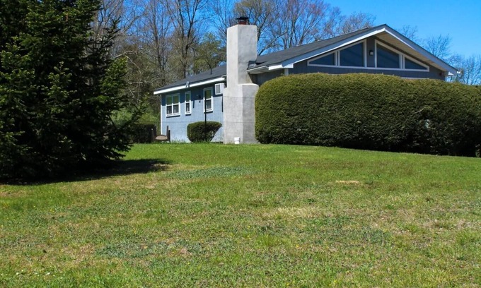 Saylorsburg Ski Chalet | Dog Lover's Chalet w/Fenced-In Yard 10 MI to Waterparks/Hiking/Outlets/Casino