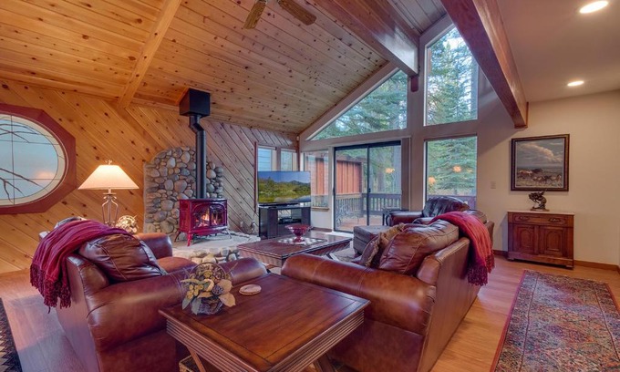 Truckee House | Dogwood Place by Tahoe Getaways - 3BR Pet-Friendly Tahoe Donner Home w Hot Tub, Pool Table, Wood Fireplace & HOA Amenities