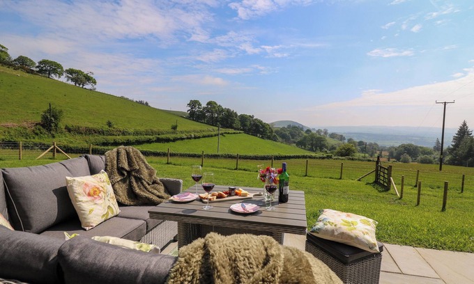 Llandrindod Wells Cottage | DOL BLODAU, pet friendly, luxury holiday cottage in Newbridge-On-Wye