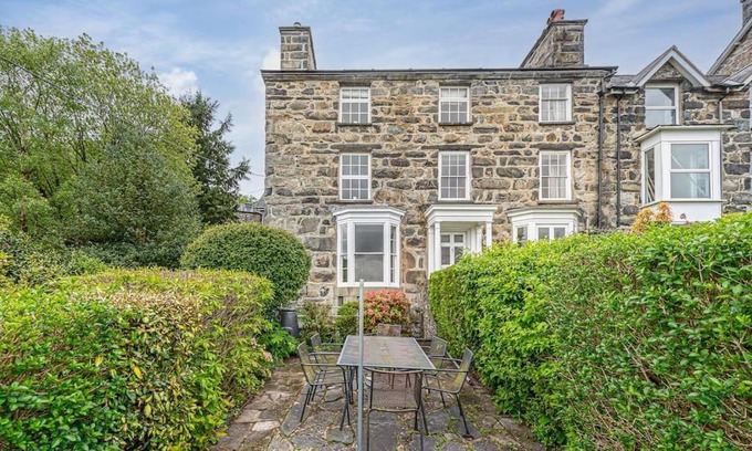 Dolgellau House | Dolgellau Townhouse 2 Minutes to Town & Mountains