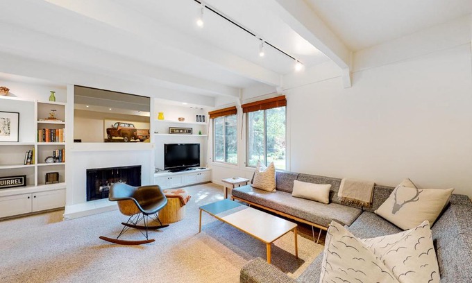 Sun Valley Apartment | Dollar Meadow 1385