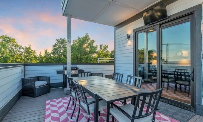 Nashville House | Dolly s Big House - 18 Beds Skydeck Views