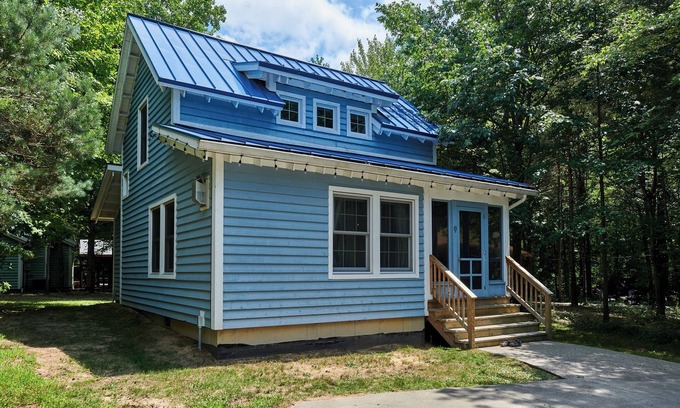 Fennville House | Dollybrook 9 - Pet friendly - Community Pool - Groups welcome