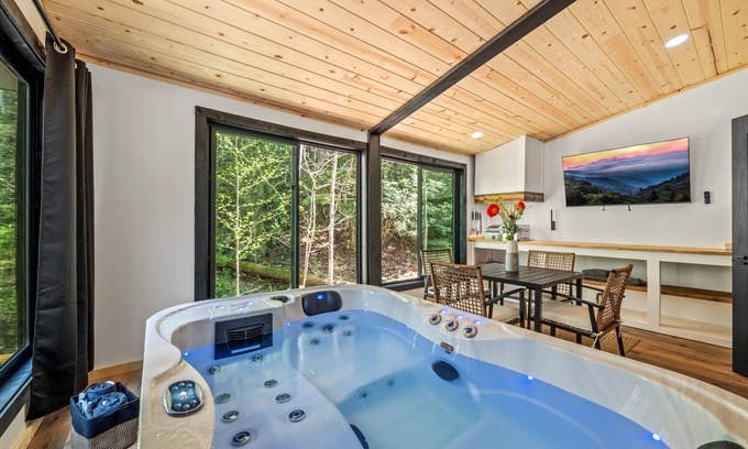 Rocky Grove Cabin | Dollys Retreat & The Greenhouse - 450ft to trails