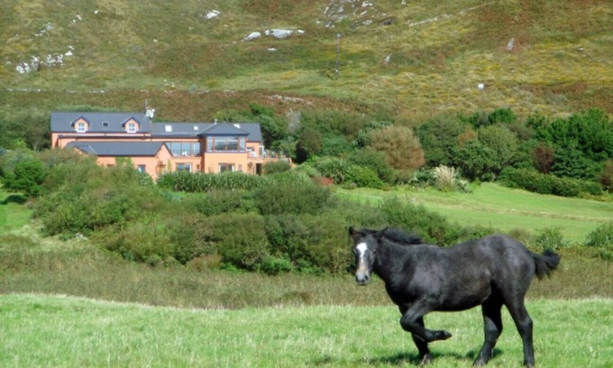 Clifden House | Dolphin Beach House - Close to the sea & town