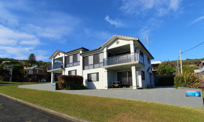 Crescent Head House | Dolphin Court 2, 1 Gowing Street