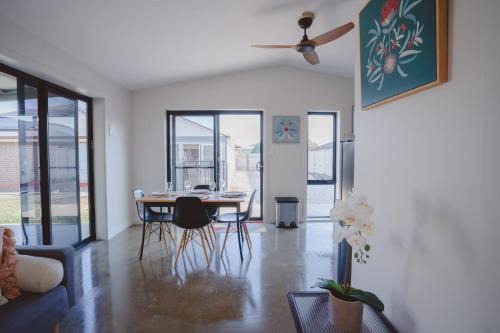 Aldinga Beach House | Dolphin Guesthouse