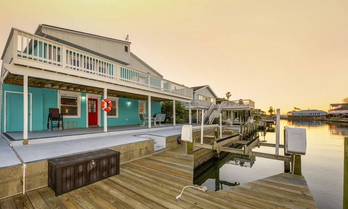 City-by-the Sea House | Dolphin Paradise | Pet Friendly + Water Views