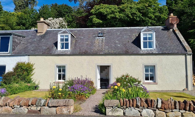 Fortrose Apartment | Dolphin spotting without having to leave the cottage