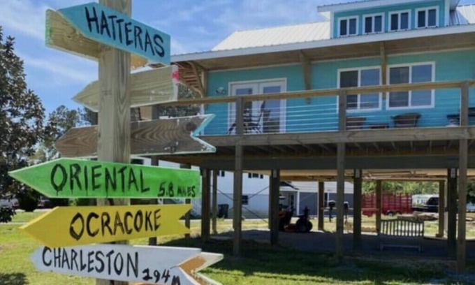 Minnesott Beach House | Dolphin Watch Bahamas Style w/ boatdock 5 min to Oriental and Ferry