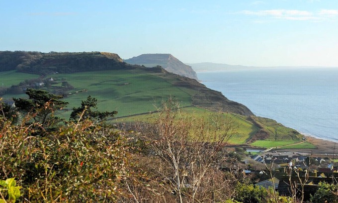 Charmouth House | DOLPHINS LEAP, pet friendly, country holiday cottage in Charmouth