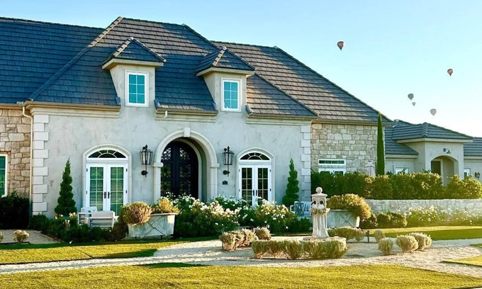Temecula Bed & Breakfast | Domaine Chardonnay, one of Temecula Wine Country's premier residential properties, is an exclusive, privately operating, winery estate Bed & Breakfast with 3 beautifully appointed, independent guest suites for overnight accommodations, each featuring