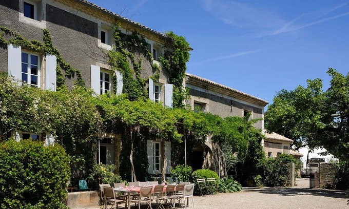 Violes House | Domaine de l'Odylée, in the heart of the vineyards, ideal for family reunions and seminars.