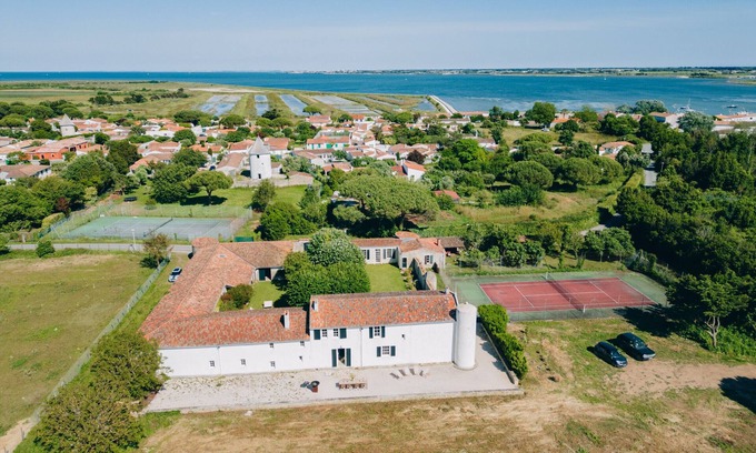 Loix Villa | Domaine des Tours - Tennis Court