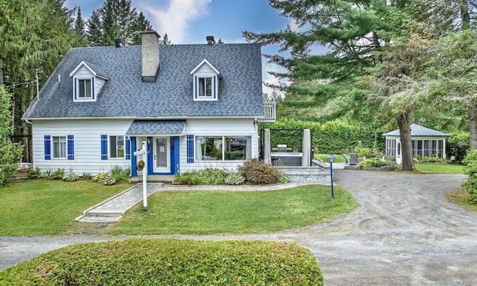 Saint-Jean-de-Matha Ski Chalet | Domaine Ormes Hot Tub Lake Pool Table Kayak