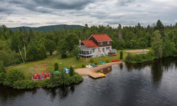 Chertsey Ski Chalet | Domaine privé avec terrain de 60 acres et lac privé.