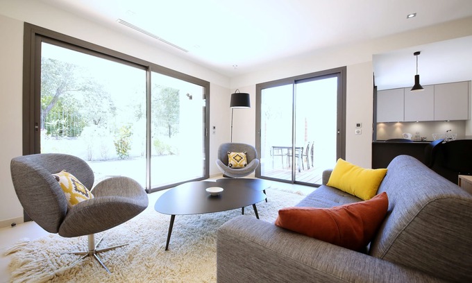 Fuveau Cottage | Domaine Rampale Lodge, heated swimming pool, between Aix-en-provence and Marseille