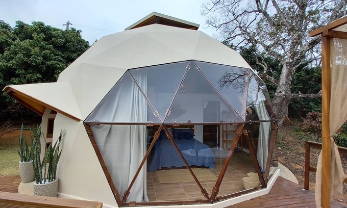 Santa Branca Cabin | Domo Geodésico em Madeira Super Confortável e Completo. Para Momentos Especiais!