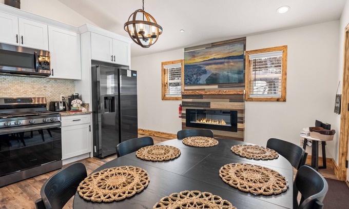 Meadowbrook Estates Cabin | Doms House - Stunning design, an unforgettable location to make family memories!