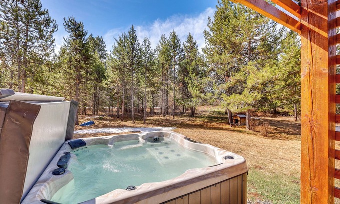 Fir Grove Estates Cabin | Donnelly Cabin w/Hot Tub < 1 Mi to Boulder Creek!