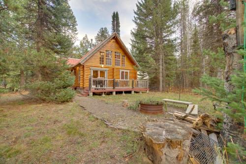 Wagon Wheel House | Donnelly Cabin with Private Deck Near Lake Cascade!