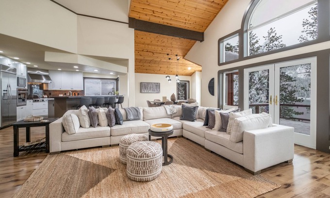 Truckee Cabin | Donner Lakefront, Private Hot Tub, Newly Remodeled, Dog Friendly, Close to Skiing!